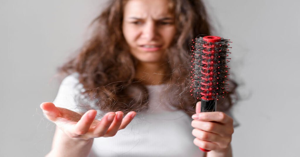 Mujer en pánico por ver como se le cae el cabello
